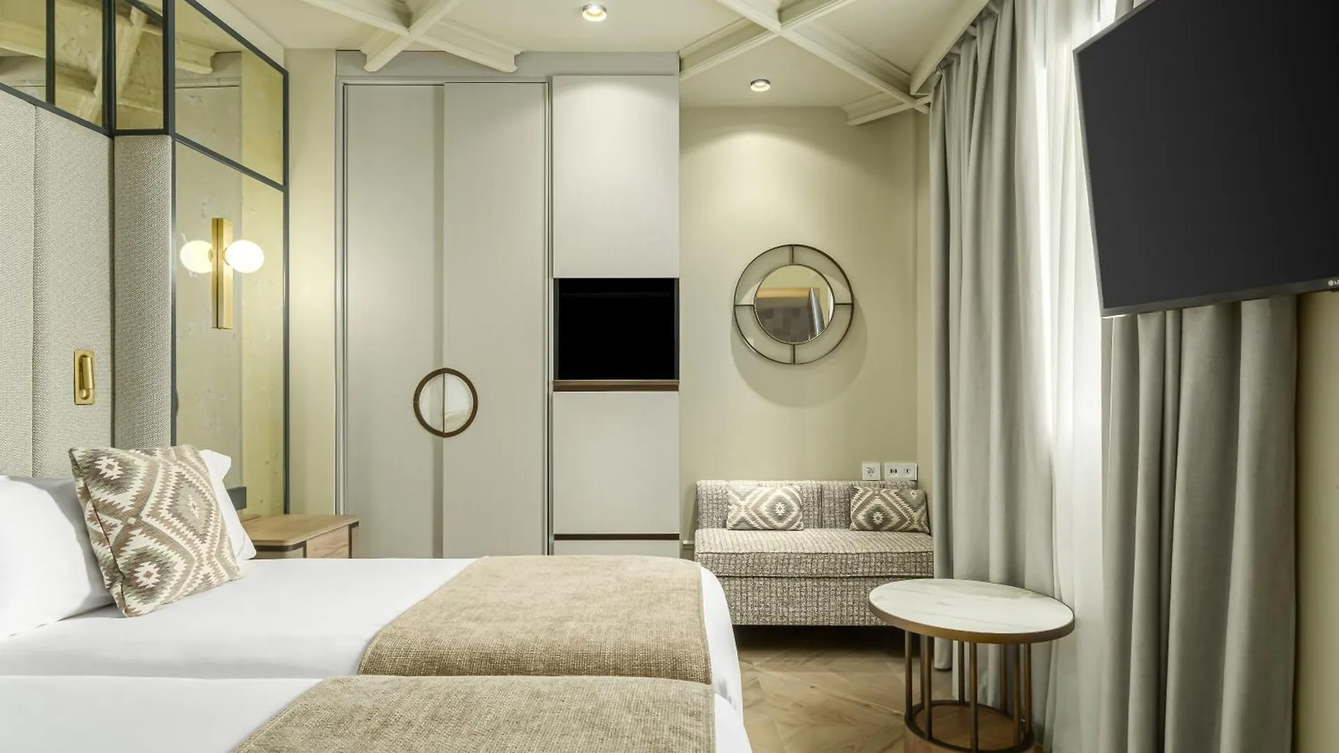 Room Mate Leo Granada Spain